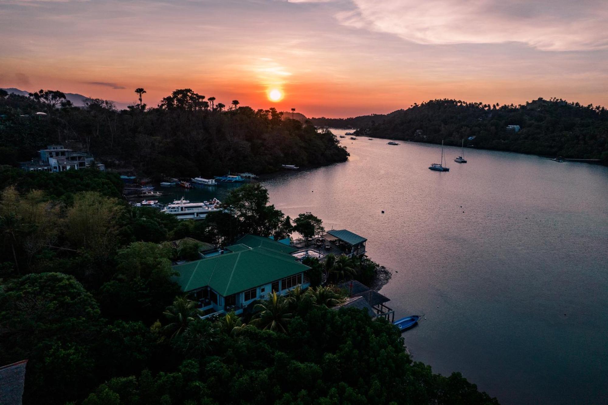 Edgewater Dive & Spa Resort Пуэрто-Галера Экстерьер фото