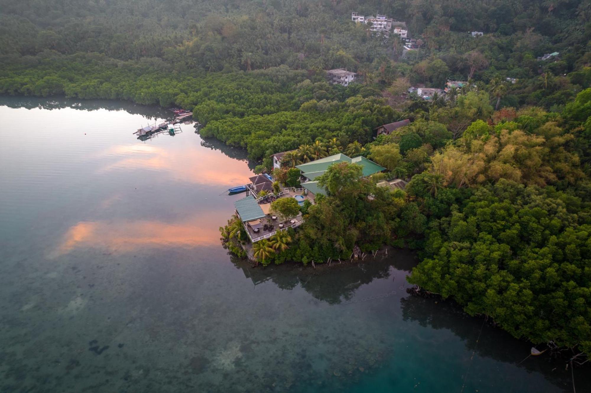 Edgewater Dive & Spa Resort Пуэрто-Галера Экстерьер фото